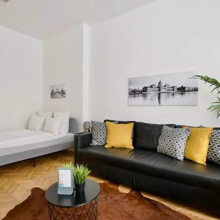 Standard By Hi5 - Petofi 12 * Budapest